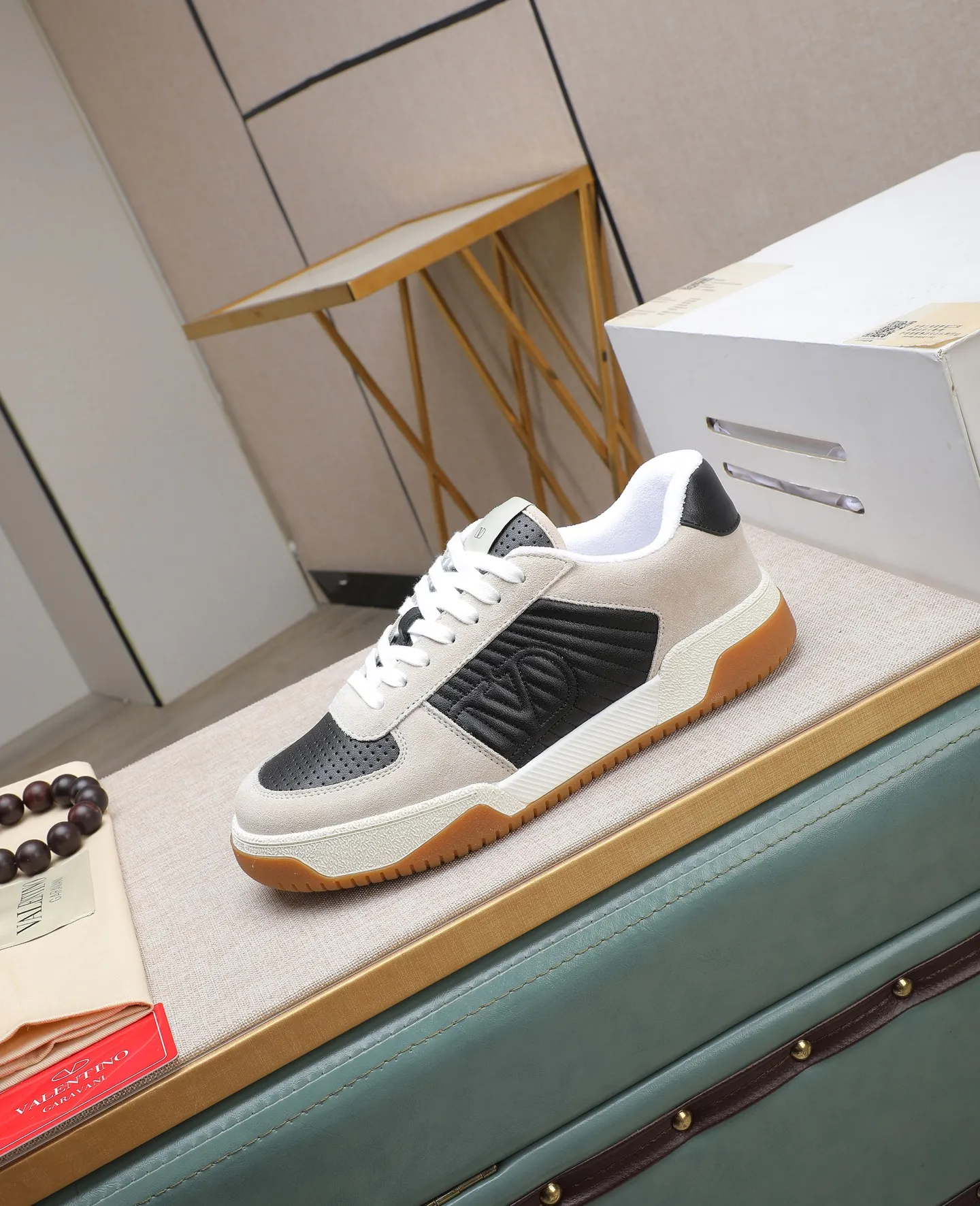Men's shoes 💰740【Valentino】Couples model, size: Men's model 39-44 (45 customized) Valentino Valentino Couple model Joie de Jouer series Velcro Thick sole Bread shoes Couple model Casual sports shoes White shoes Original purchase and development Production Joie de Jouer series The style is simple but not out of style. The pure white base is paired with fresh green and soft beige, and the unique Velcro design highlights your personality. Every detail tells fashion and quality. Wear it, take a confident step, and start the trend journey. Delivered in exquisite packaging🛍📦 ▪️Material: Original custom imported first-layer cowhide ▪️Inner lining: Original custom made soft sheepskin lining ▪️Outsole: Original open-molded non-slip TPU material ▪️Sole thickness: 3.5CM